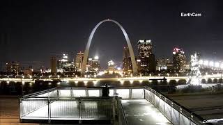 Meteor streaks across St. Louis sky