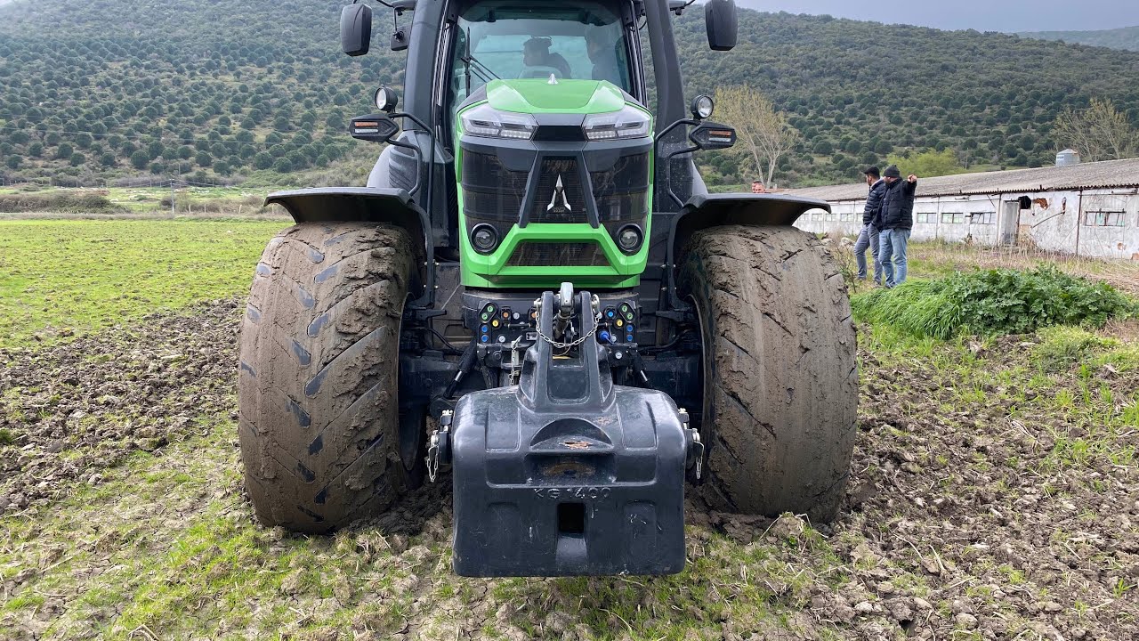 Трактор борется в грязи