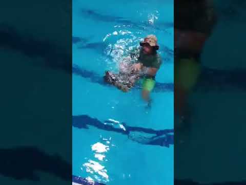 طريقة عمل عوامة في حالة التعب من السباحة باستخدام البنطلون فكرة حلوة