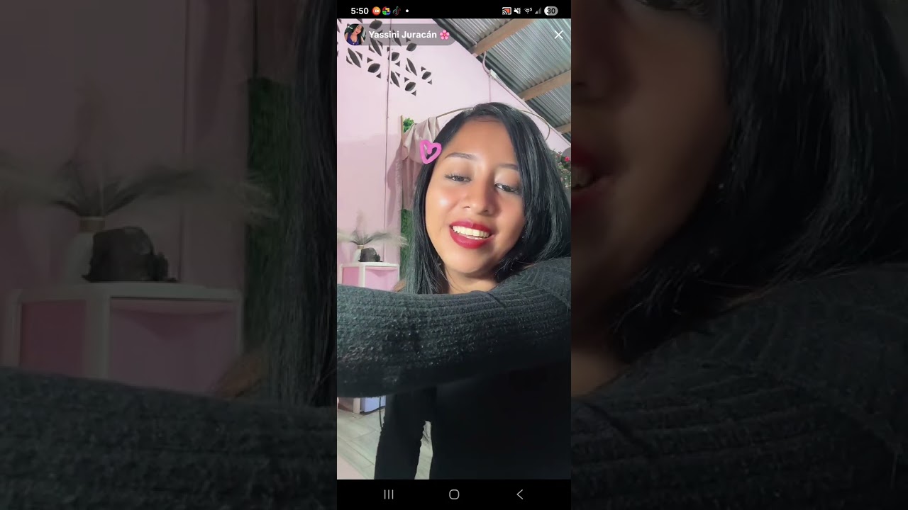 Yassiiii  le dicen saludos para noemy y ella  haciéndose las uñas tan bella