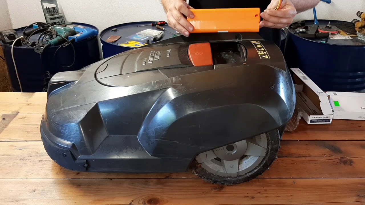 Robotická sekačka na trávu Husqvarna Automower 230 ACX - YouTube