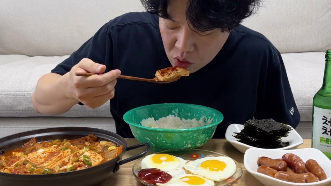 혼술 혼밥 최고 메뉴! 직접만든 돼지김치찌개🔥 계란프라이 소시지까지 소주 한잔 김치찌개 한숟가락 행복합니다😍 혼술 집밥 먹방 キムチチゲモッパン Kimchijjigae mukbang