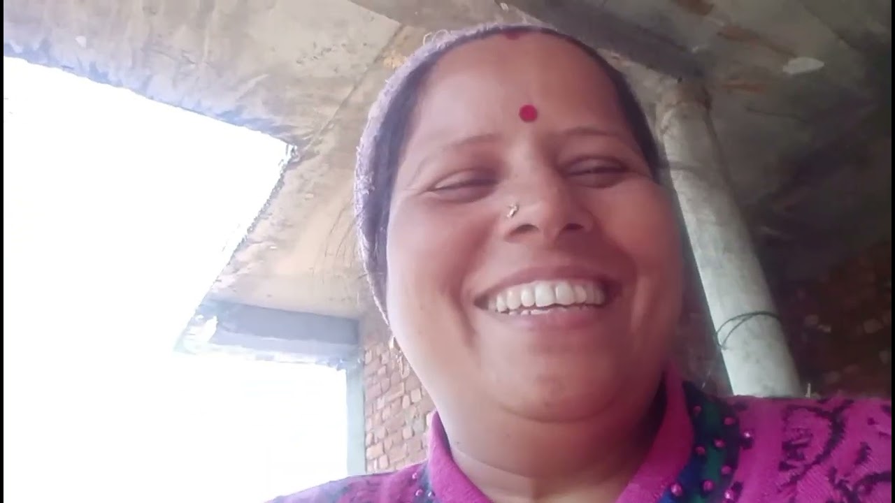 Anya  selfie stick ke sat video bna rhi thi