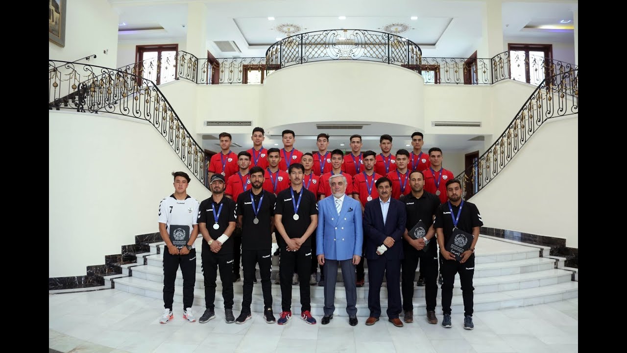 دکتور عبدالله عبدالله رئیس اجرئیه ج.ا.ا از تیم فوتسال زیر 20 سال  کشور تقدیرو قدردانی  نمود