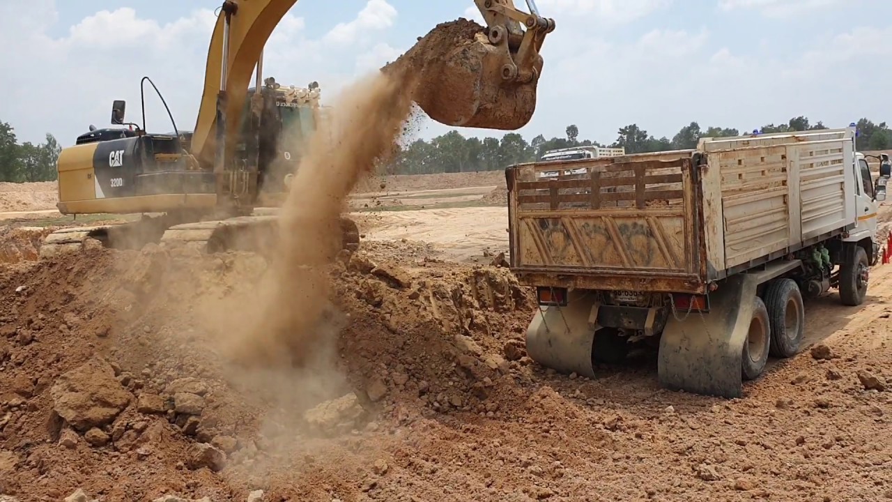 มาลองขับ CAT320c ตักดินไส่รถสิบล้อ กันหน่อย