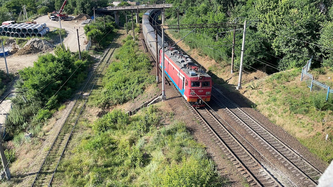 Кирпич! Электровоз ЭП1-080 С поездом №183С Севастополь-Мурманск - YouTube