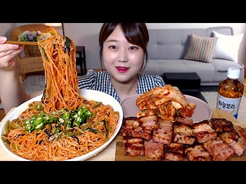 열무김치 비빔국수와 통통한 훈제 삼겹살 먹방 Spicy Noodles <strong>with</strong> Kimchi and Smoked pork <strong>belly</strong> mukbang Eating show