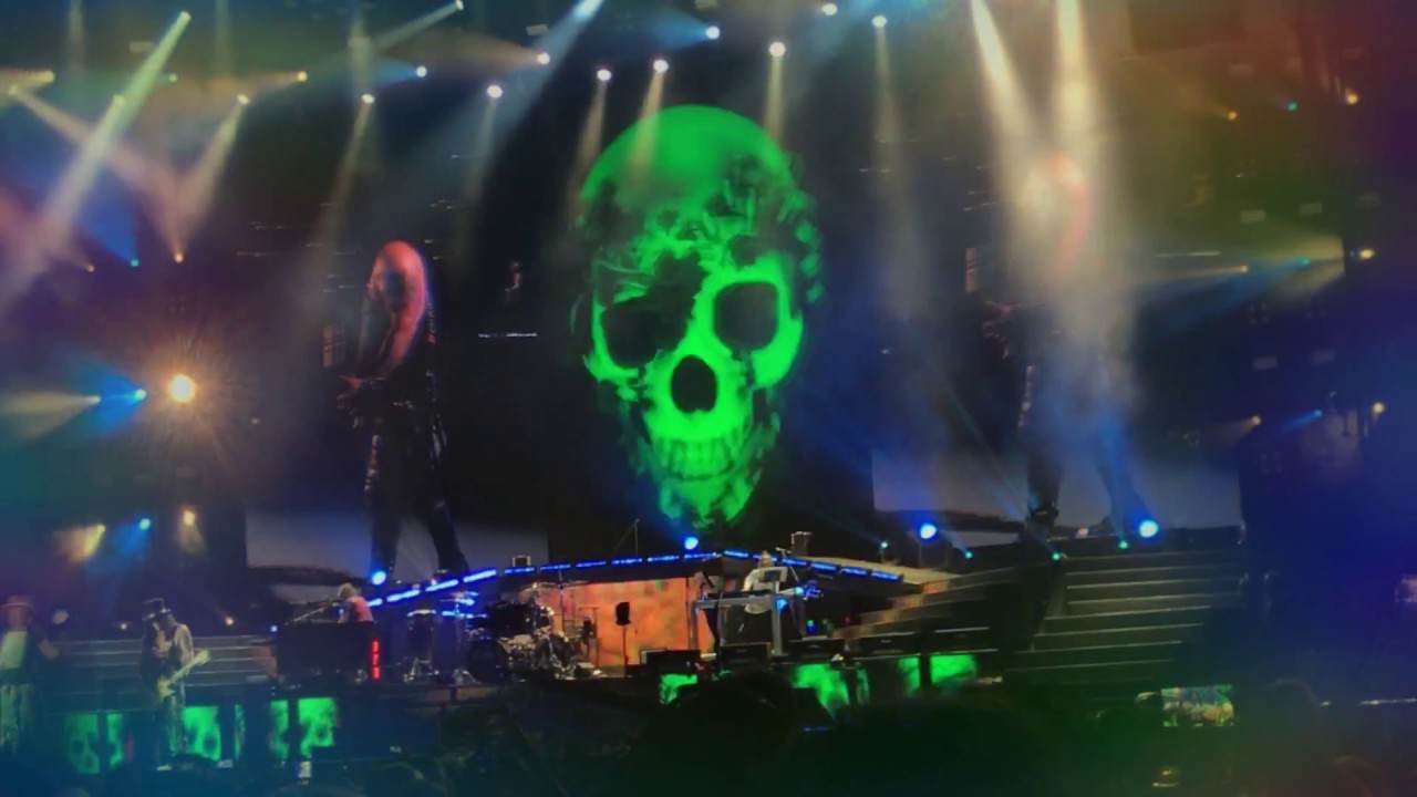 Slash Solo Turns into Sweet Child O Mine - GNR Live 2017 - YouTube