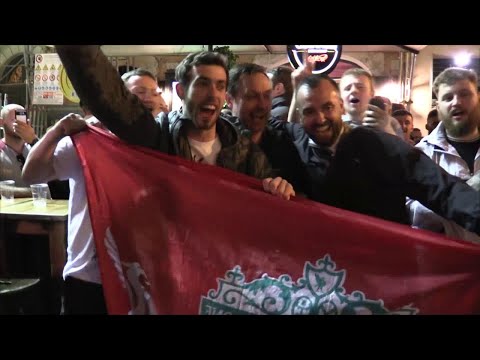 Roma-Liverpool, pinte di birra e cori da stadio: i primi tifosi dei Reds arrivano in città