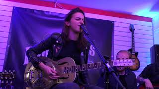 &#39;4K&#39; Laura Cox, &#39;Just another game&#39;, Juvisy, &#39;Music &amp; Sons&#39;, acoustic showcase, 22.11.2019