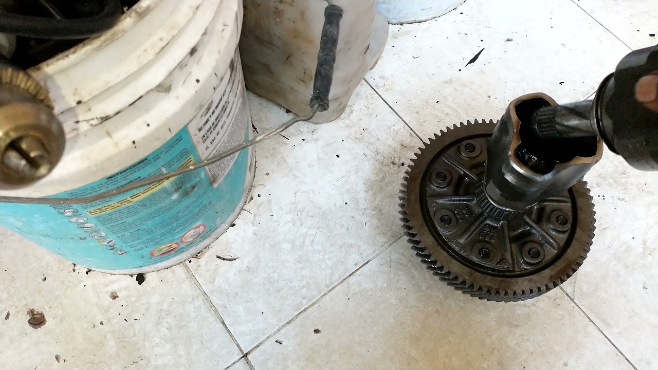 Como sacar el conjunto diferencial de la caja de cambios  del chevy c2 para cambio de baleros