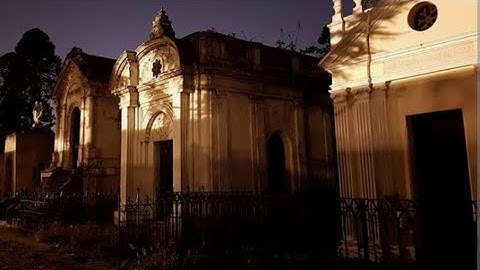 PASAMOS LA NOCHE EN UN CEMENTERIO b