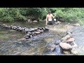 Primitive Technology: Build a stone dam to trap fish and cook fish in the forest of survival