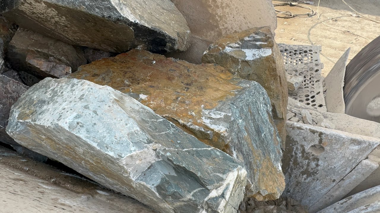 “Big Rock Crushing Mashion”A gaint in action: big stone crushing: A paworfull rock crushing... 