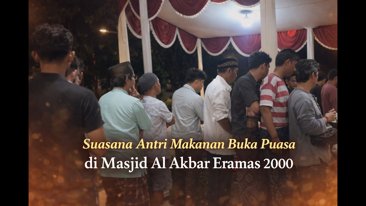 Suasana Antri Makanan Buka Puasa di Masjid Al Akbar Eramas 2000