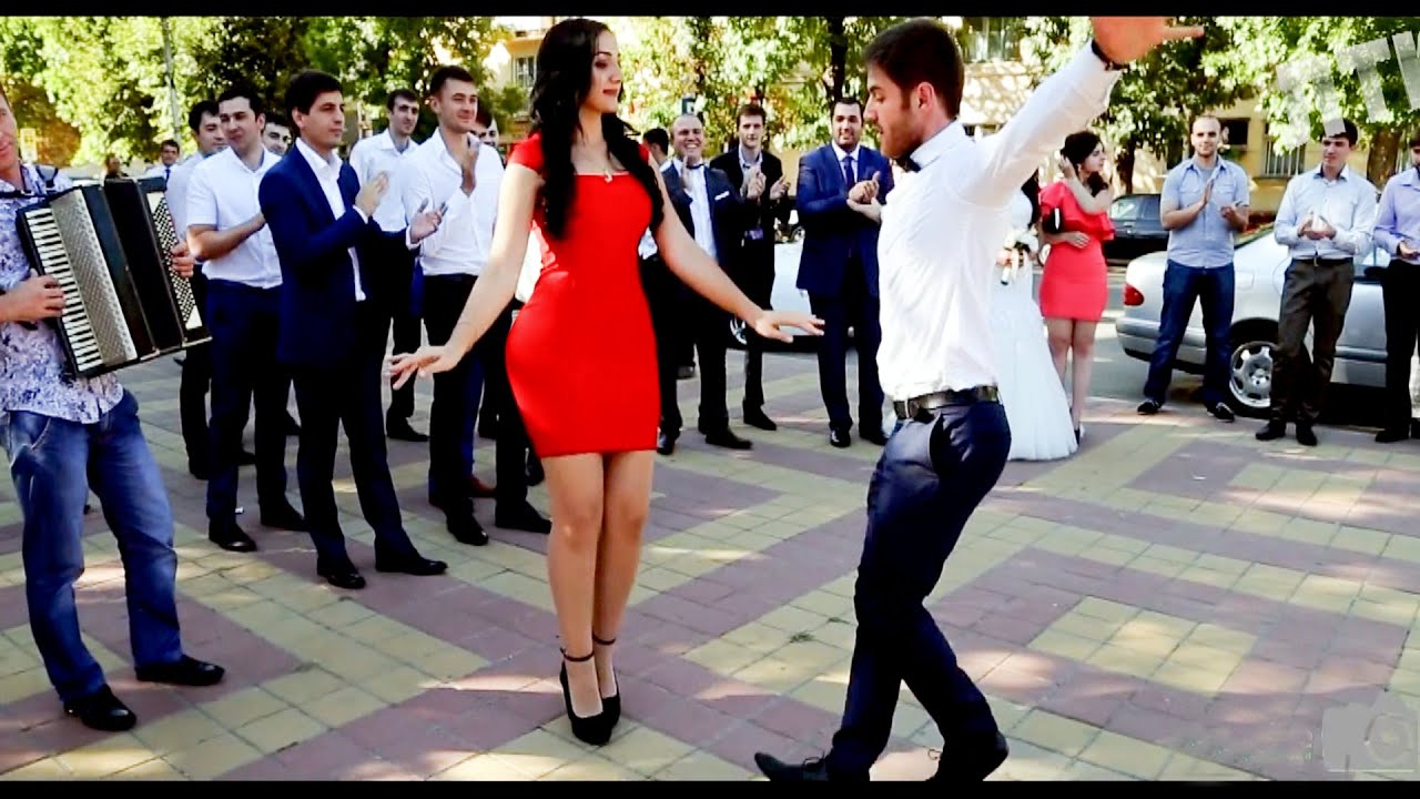 Красиво танцует лезгинку. Лезгинка зажигательная. Кавказская девушка танцует. Девушка Танцующая лезгинку. Танцующая Кавказская девушка.