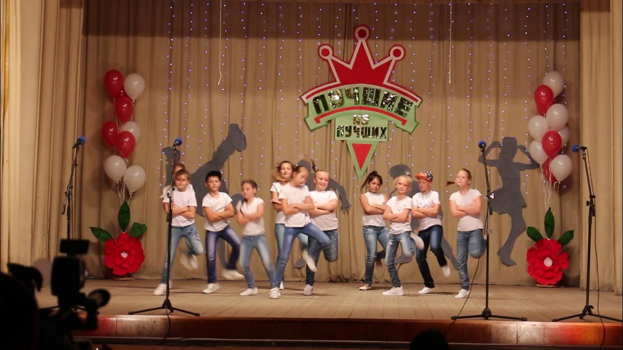 Лучше всех маленькие. Надоело быть маленькими миленькими текст. Лучше всех надоело быть маленькими. Надоело быть маленькими миленькими лучше всех. Заставка выпускной в детском саду в стиле телеперадачи "лучше всех!".