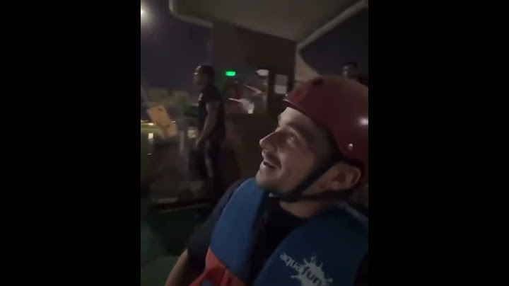 When Charles Leclerc was avoiding the paparazzi in Abu Dhabi 😅 (via @carlossainz55/IG)