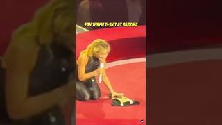 Sabrina Carpenter Vs Fans Throwing Stuff