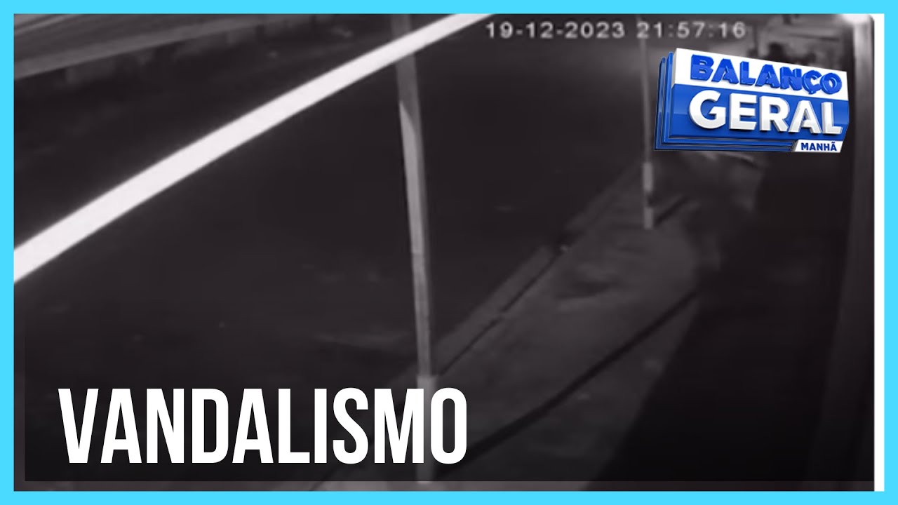 Moradores estão irritados com adolescentes que passam chutando portões de casas em São Paulo