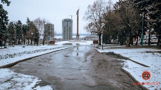 В центре Днепра прорвало трубу — возле памятника Славы образовалось озеро