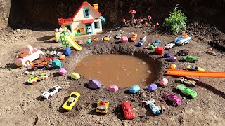 Spielzeugautos rutschen in matschiges Wasser | Badambadu
