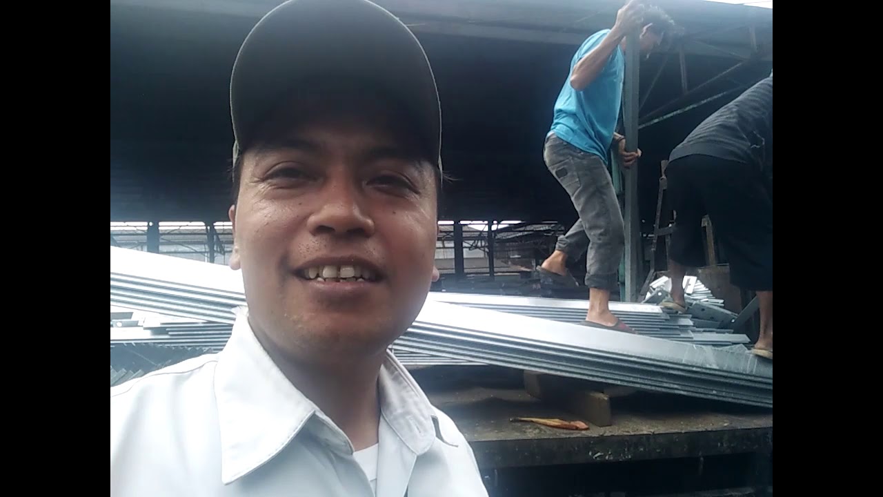 Ilustrasi Kuli Pabrik Bongkar Gudang