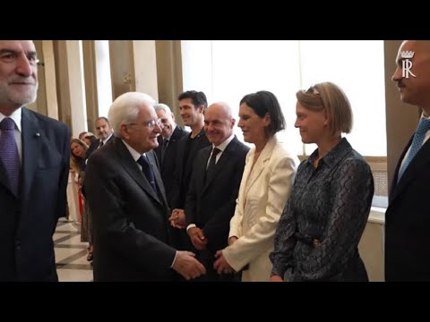 Video Arianna Fontana regala una medaglia olimpica a Mattarella al Quirinale per il 2 Giugno