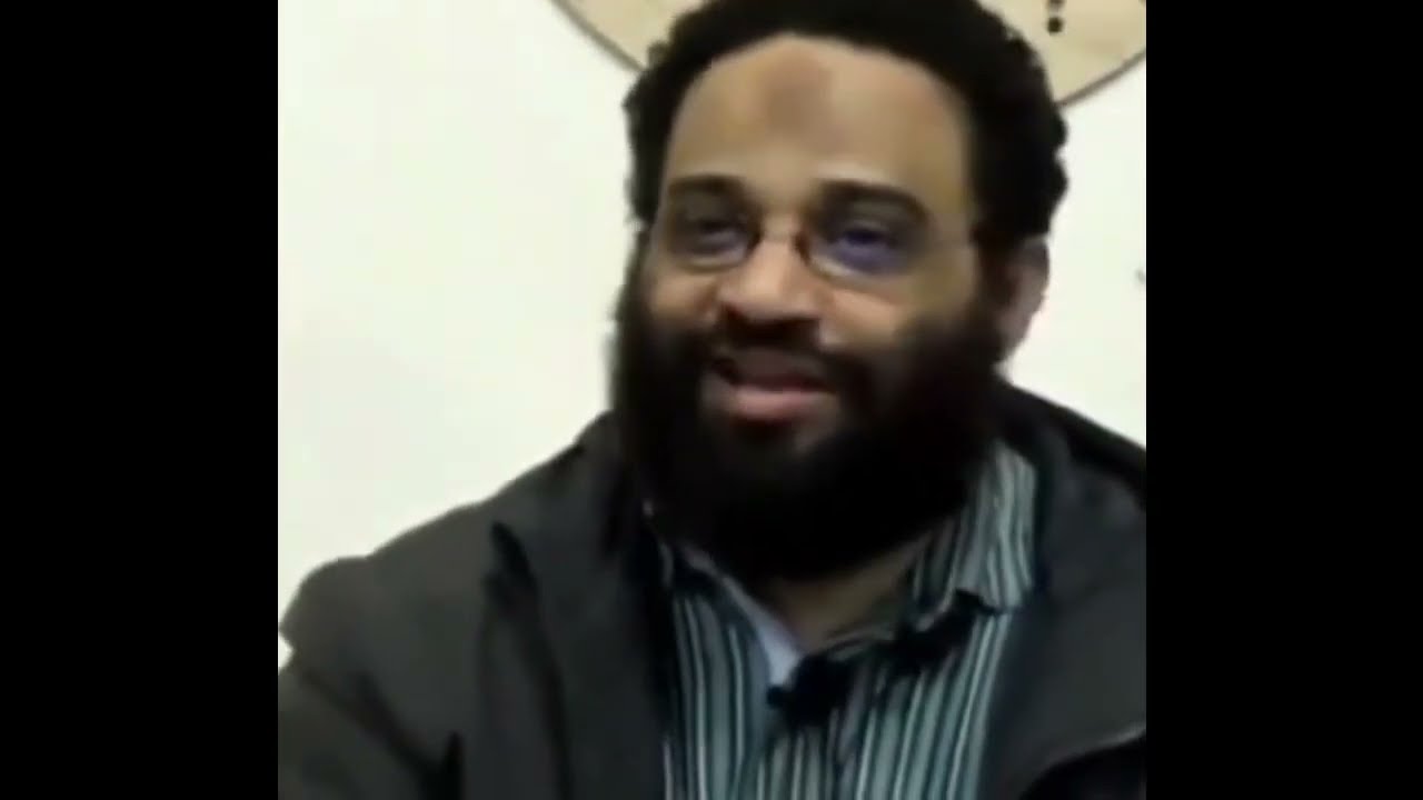 تجارب أيمن عبد الرحيم مع الهوية الإسلامية