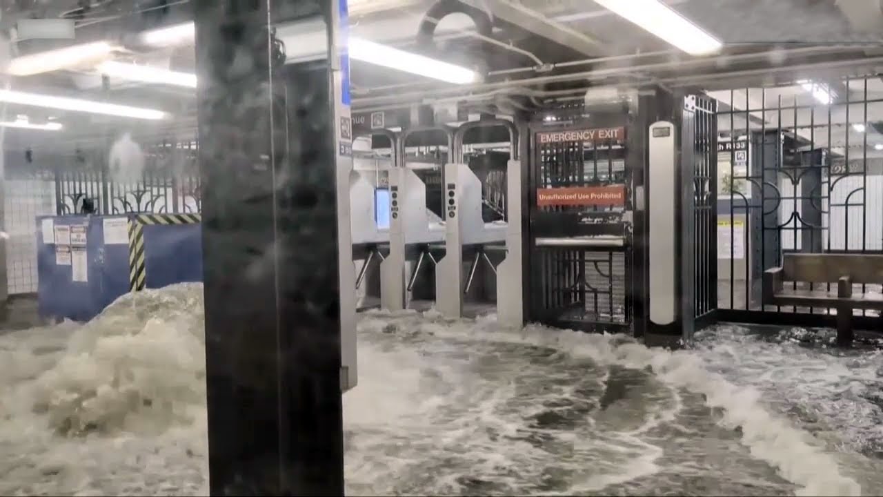 Flash flooding sweeps through New York City subways - YouTube