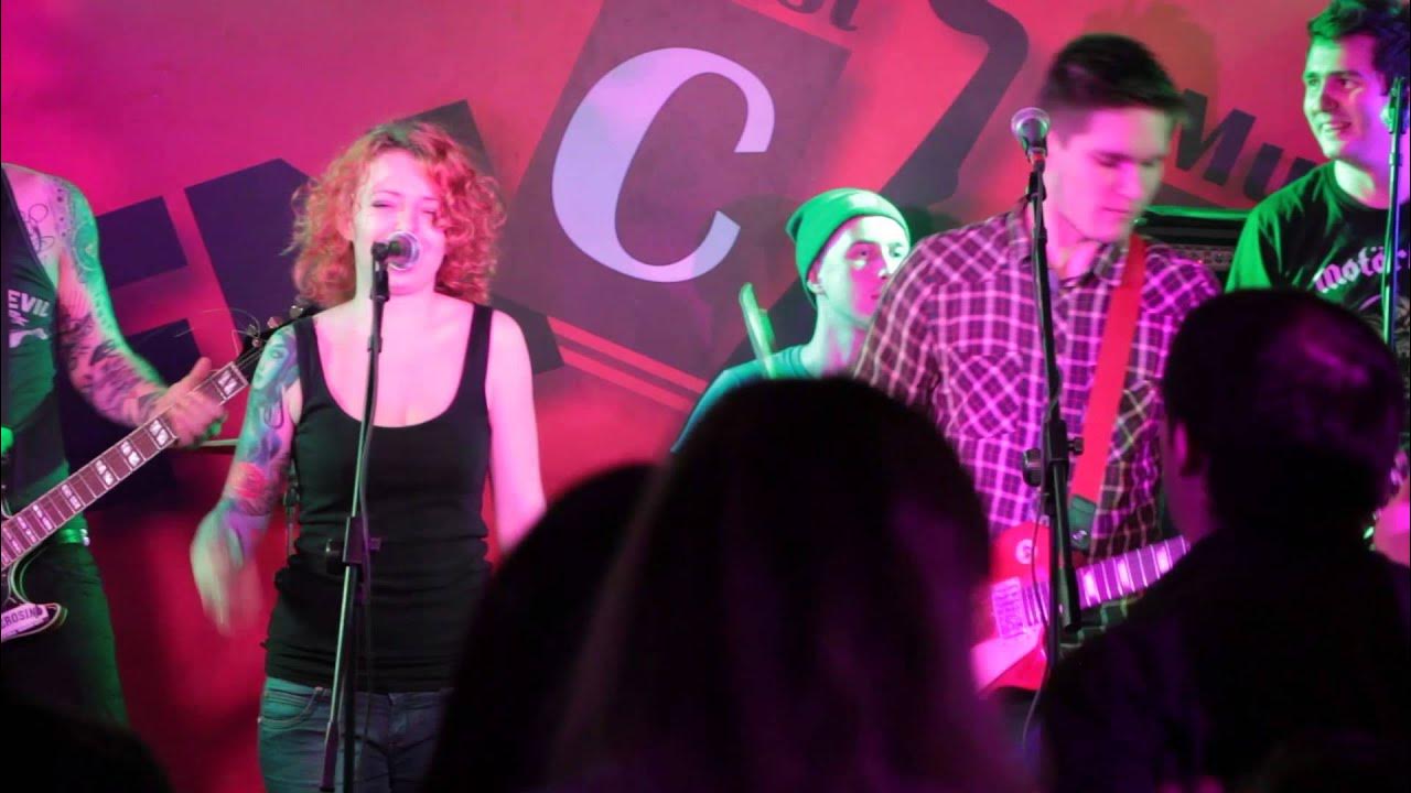 Red god группа. Солистка парамор. Группа ранетки рыжая. Женя огурцова ранетки. Песни группы рыжая.