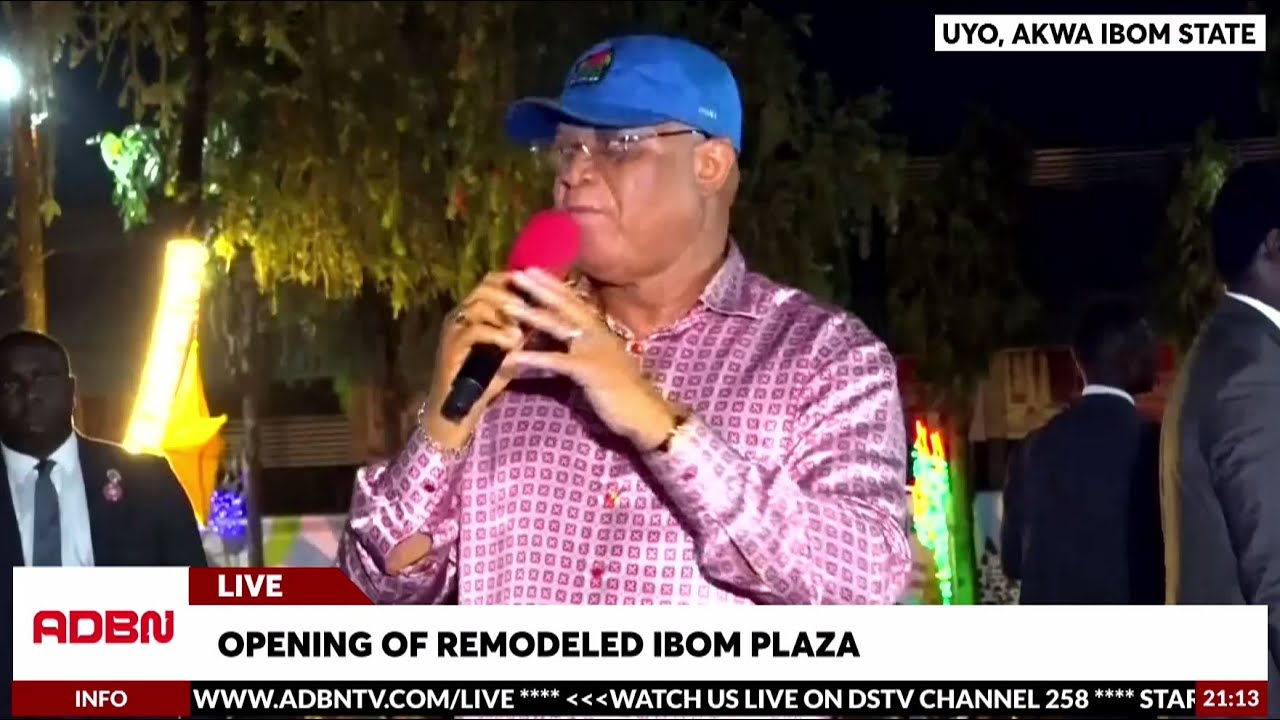 Губернатор Умо Эно в прямом эфире на открытии реконструированного торгового центра Ibom Plaza в Уйо.