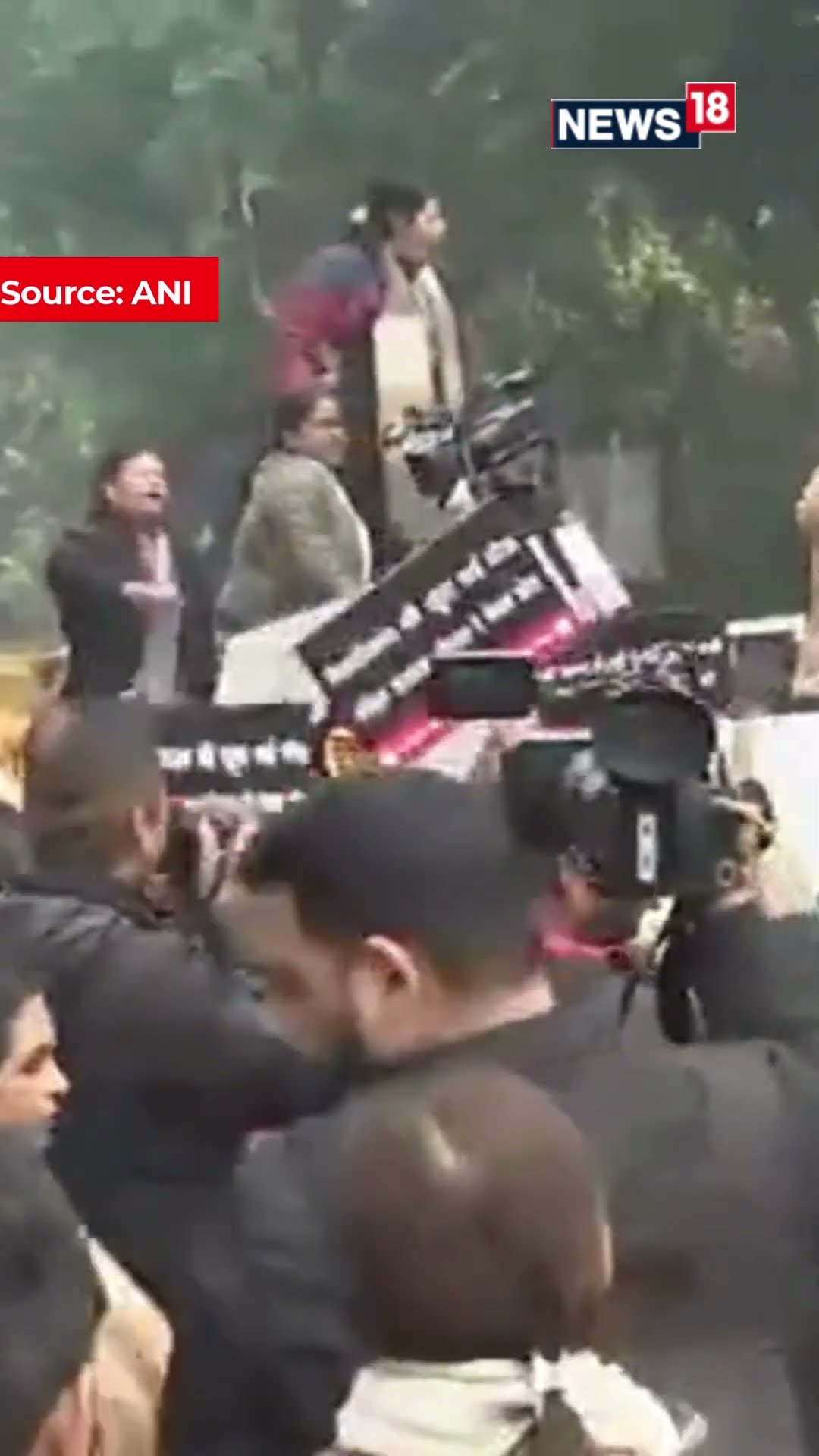 BJP Mahila Morcha Stage Protest Outside Arvind Kejriwal's House Over Mahila Samman Yojana N18S
