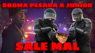 REY LE DEVUELVE LA BROMA A JUNIOR (SALE MAL) 🚔 | LOS REYES TOYS