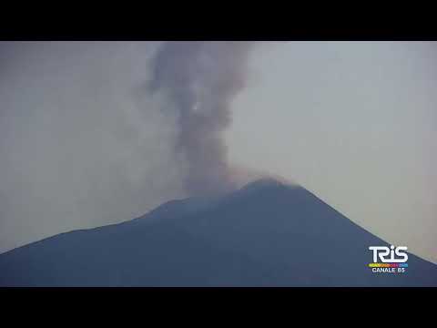 Video Etna: nuova emissione di cenere ma l'aeroporto di catania resta operativo