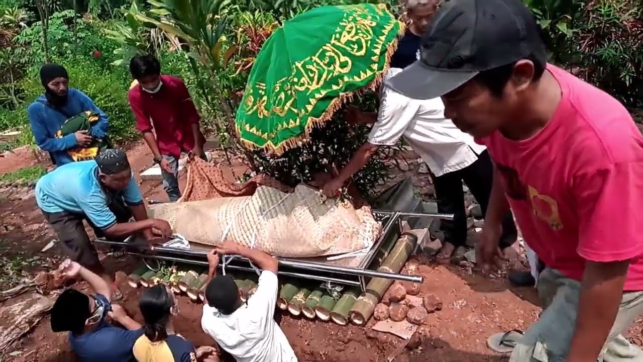 Pemakaman Almarhumah Ibunda Hj  Ubaidah binti KH Mualim Syuaib di Gobang, Rumpin, Kabupaten Bogor