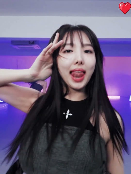 Twice 'MOONLIGHT SUNRISE' focus Nayeon 😍🐰