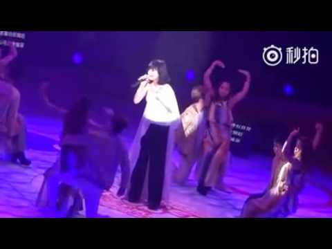 49歲周慧敏昨日演唱《癡心換情深》，深情依舊