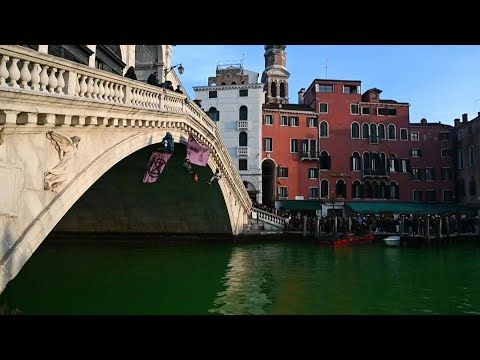 Activistas ambientales tiñen de verde el Gran Canal de Venecia | AFP