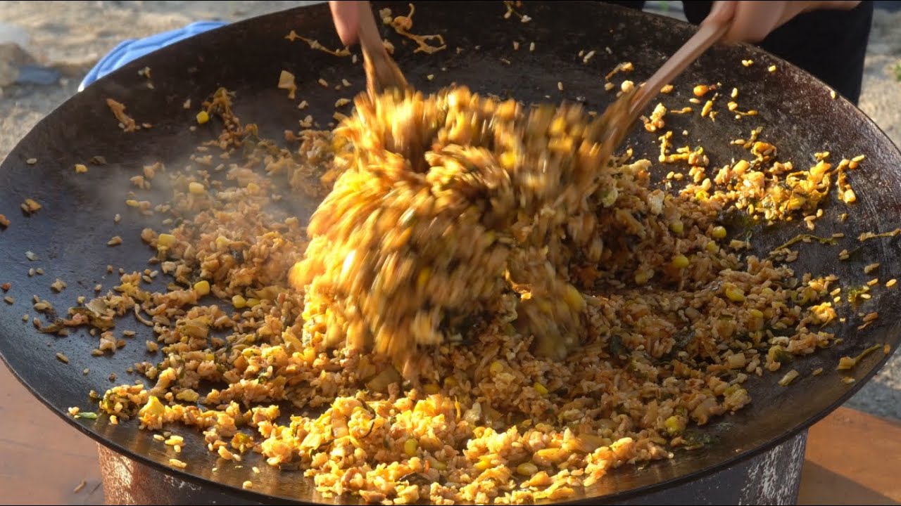 솥뚜껑으로 볶은 한국 대표 음식 김치볶음밥 🥙🥙 #김치볶음밥 Kimchi fried rice - YouTube