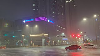 A night walk in the heavy rain around Luwon City in Incheon, Korea. 한국 인천 루원시티 폭우속 밤산책.