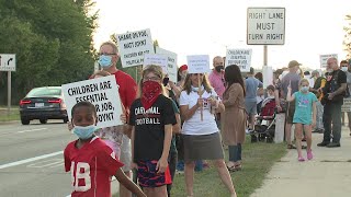 Mequon-Thiensville parents protest, calling for in-person learning this fall