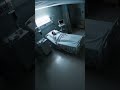 Regarde bien… personne n’explique cette réaction étrange.
