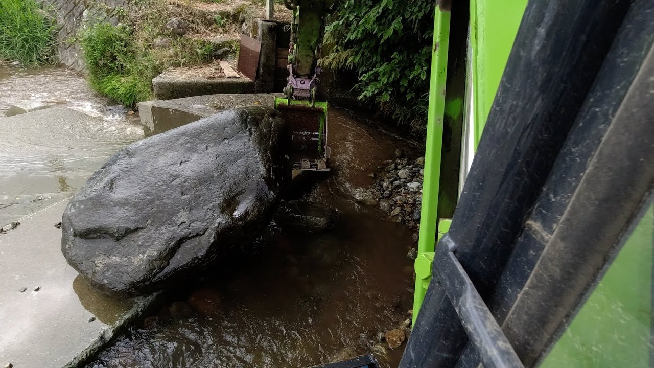 Удаление наносов, отложившихся на водозаборных воротах реки.