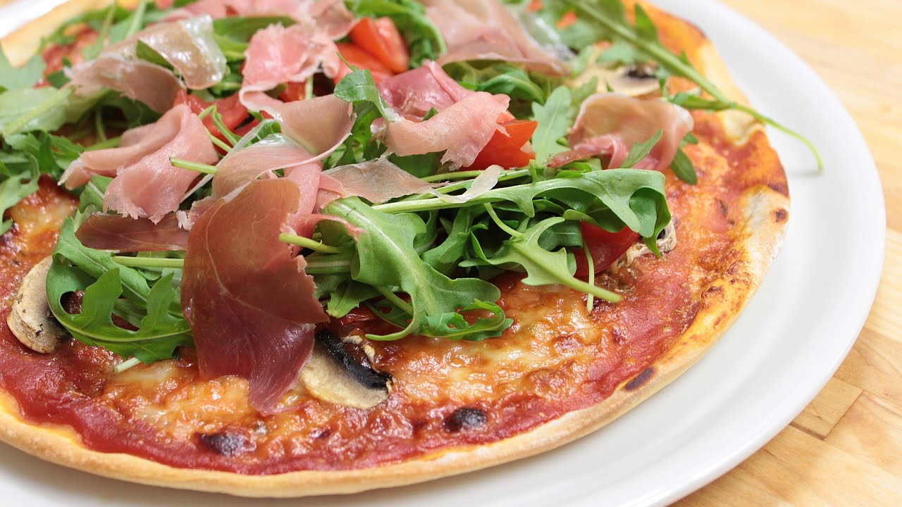 Rucola-Pizza mit Parmaschinken und frischen Tomaten - YouTube