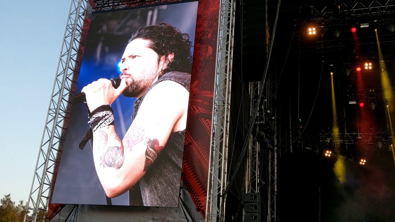 Richie Blackmoore & Bob Nouveau changing instruments live Rockfest Hyvinkää