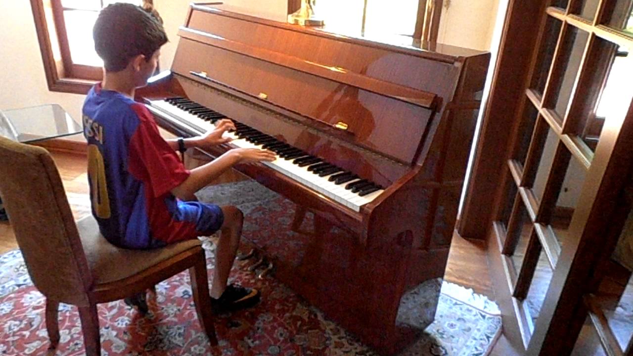 Messi Playing The Piano Youtube