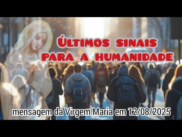 Uma figura luminosa e transparente de Nossa Senhora em pose oracional. Ao fundo, uma multidão caminha em direção a um horizonte nebuloso e ensolarado, sugerindo uma grande cidade. O texto sobreposto diz "ÚLTIMOS SINAIS PARA A HUMANIDADE" e "mensagem da Virgem Maria em 12/08/2025".