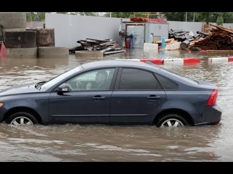 Последствия вызванного ливнем потопа устраняют в Махачкале