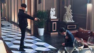 قاتل ماهر بيعرف يخلص على ضحاياه من غير اي اثر لحد ما بتظهر محققة شاطرة بتراقبه وبتكشفه ولكن بيحبها